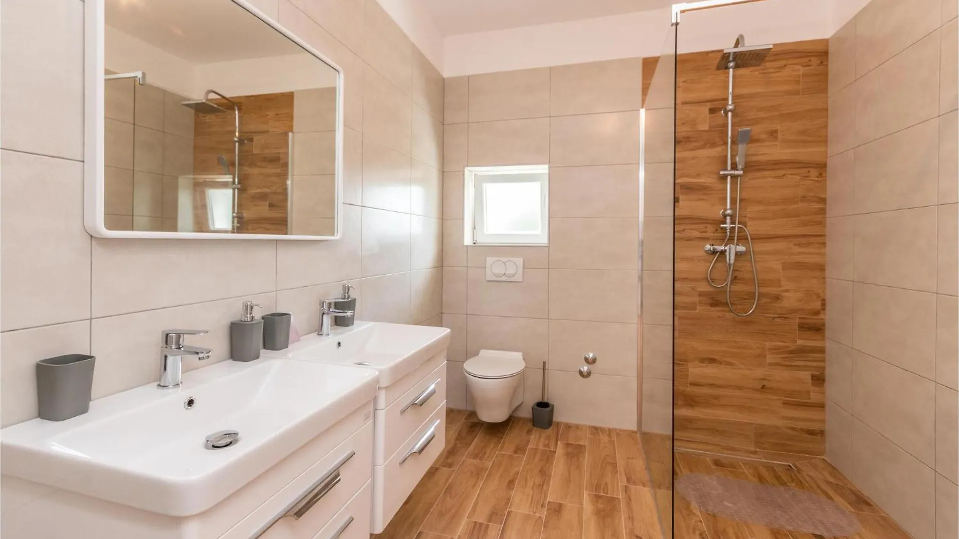 4 Bedroom Awesome Home In Radasinovci Drliceve Kuce